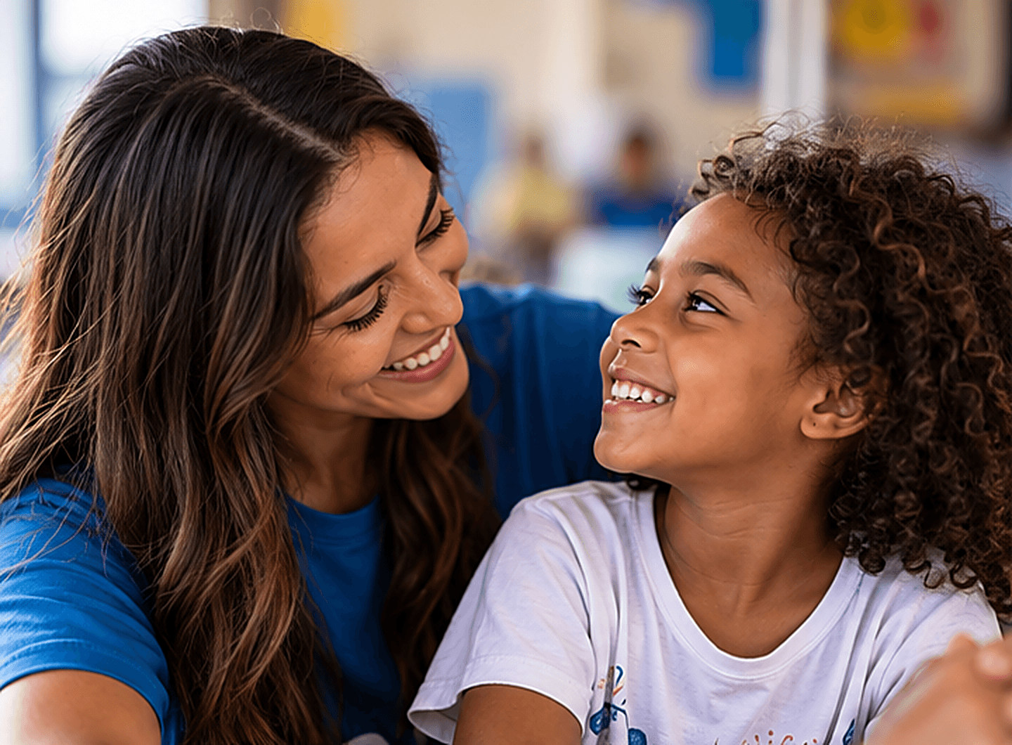 Voluntária sorrindo com uma criança acolhida